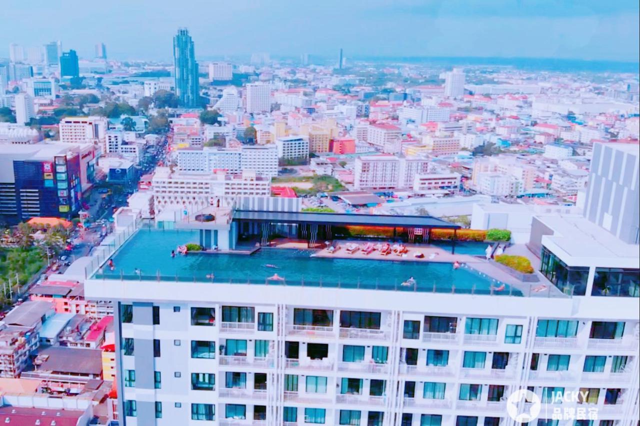 The Base Seaview Holiday Inn Pattaya Exterior photo