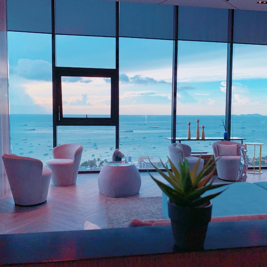 The Base Seaview Holiday Inn Pattaya Exterior photo