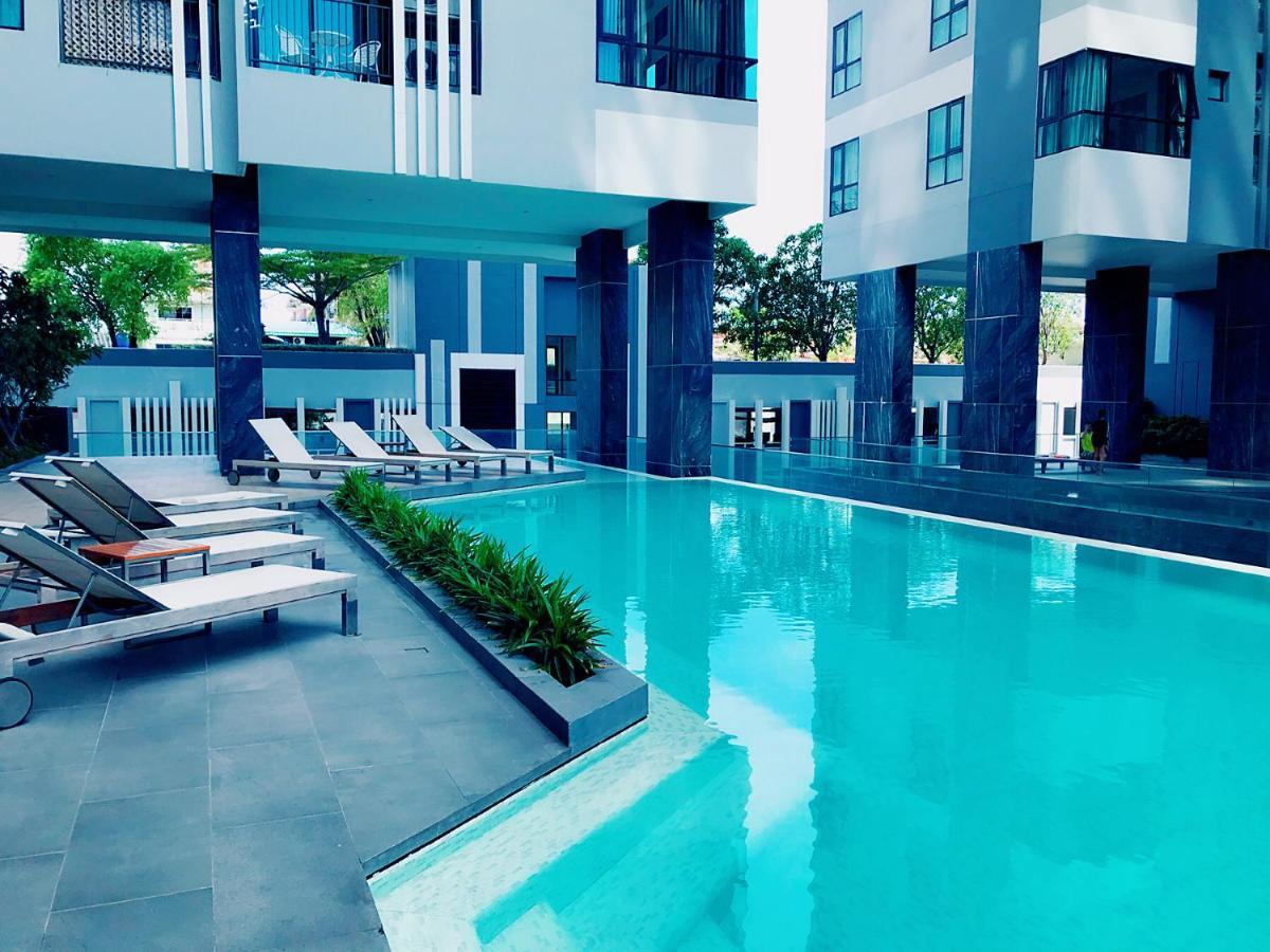 The Base Seaview Holiday Inn Pattaya Exterior photo