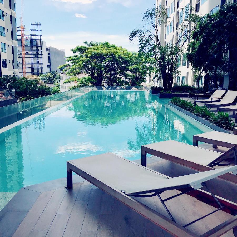 The Base Seaview Holiday Inn Pattaya Exterior photo