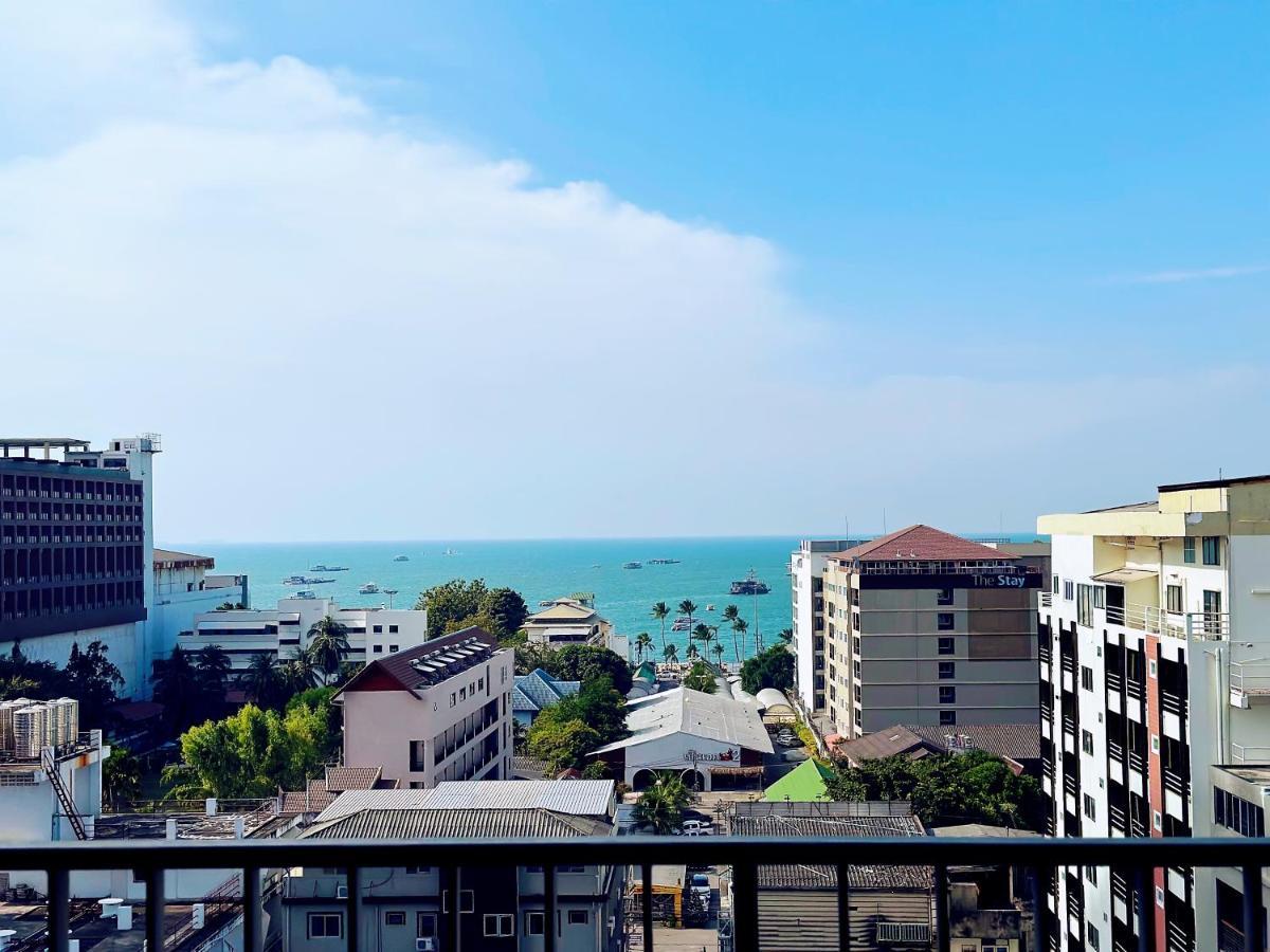 The Base Seaview Holiday Inn Pattaya Exterior photo