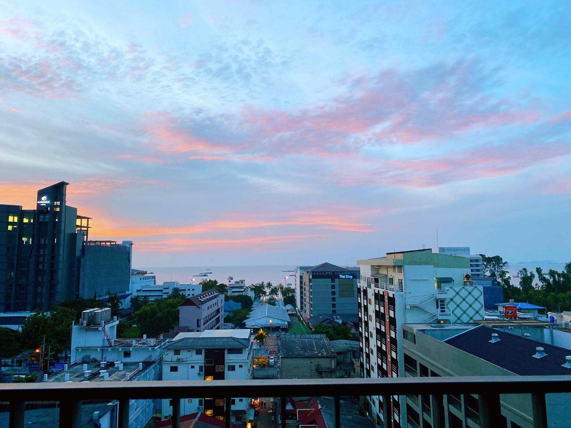 The Base Seaview Holiday Inn Pattaya Room photo
